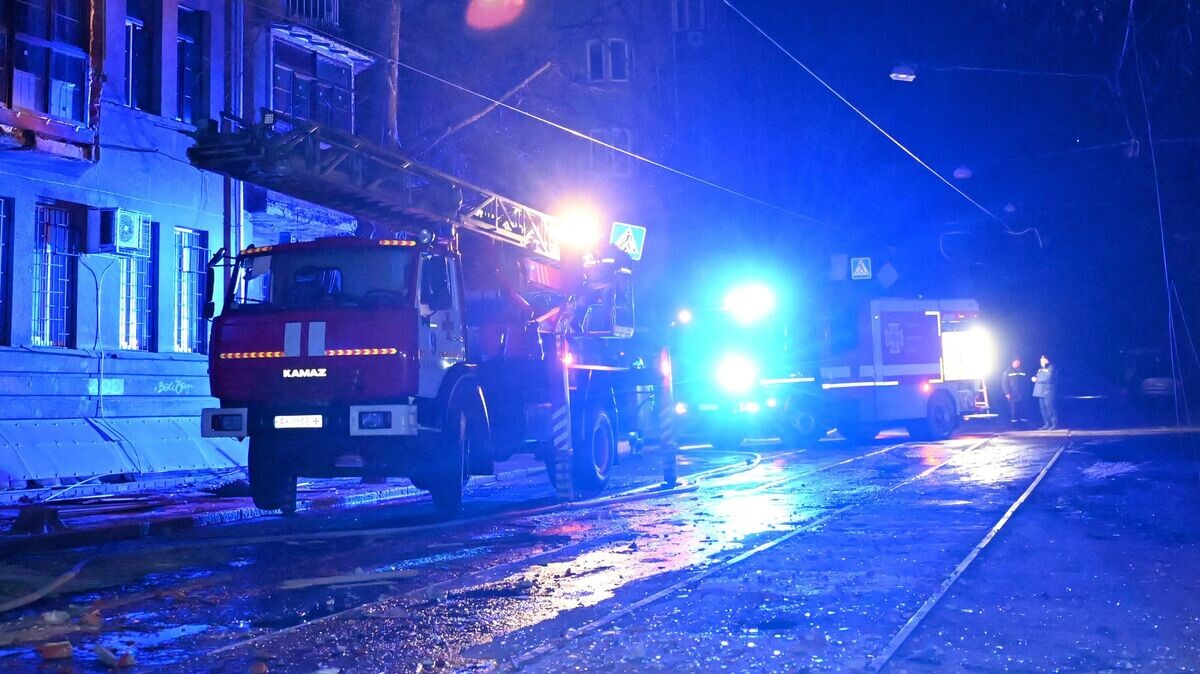    Украинские пожарные© AFP 2023 / SERGEY BOBOK