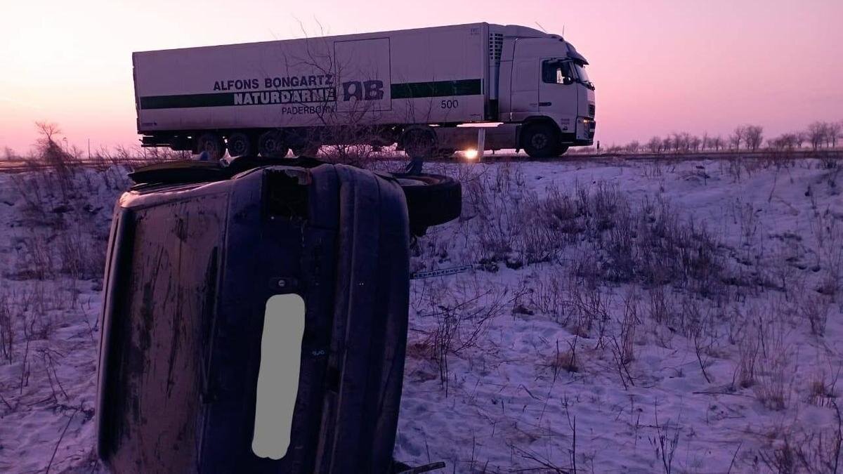    Автомобиль стоит на боку, а грузовая машина - на дороге:t.me/police_of_kz