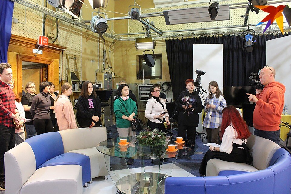     Начинающие журналисты увидели, как создаются новости на телевидении и идет прямой эфир. Дарья ЦЕБРИК