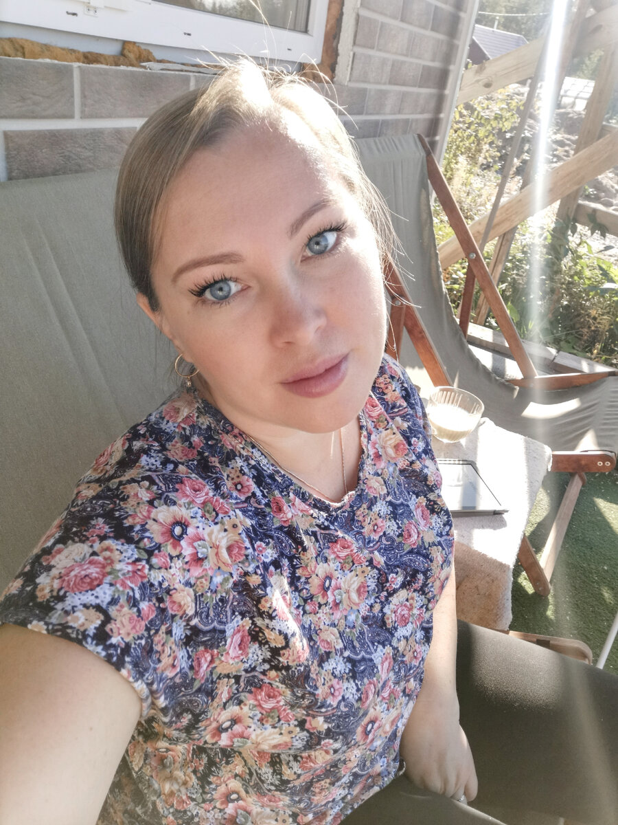 Утро на веранде в компании книги и чашки с кофе