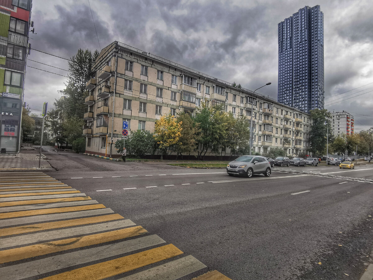 Потом пятиэтажку и небоскрёб на улице Генерала Глаголева.