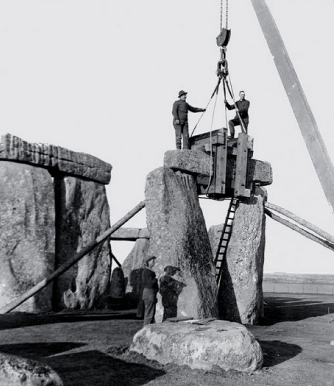 Стонхендж долго принадлежал частному лицу. Когда в 1918 году комплекс перешел государству, он был частично разрушен, а некоторые из глыб, весивших по 35 тонн, стояли накренившись, грозя упасть. В 1919 году рабочие, рискуя жизнью, укрепили их. Фото: Crown Copyright, National Monuments Record