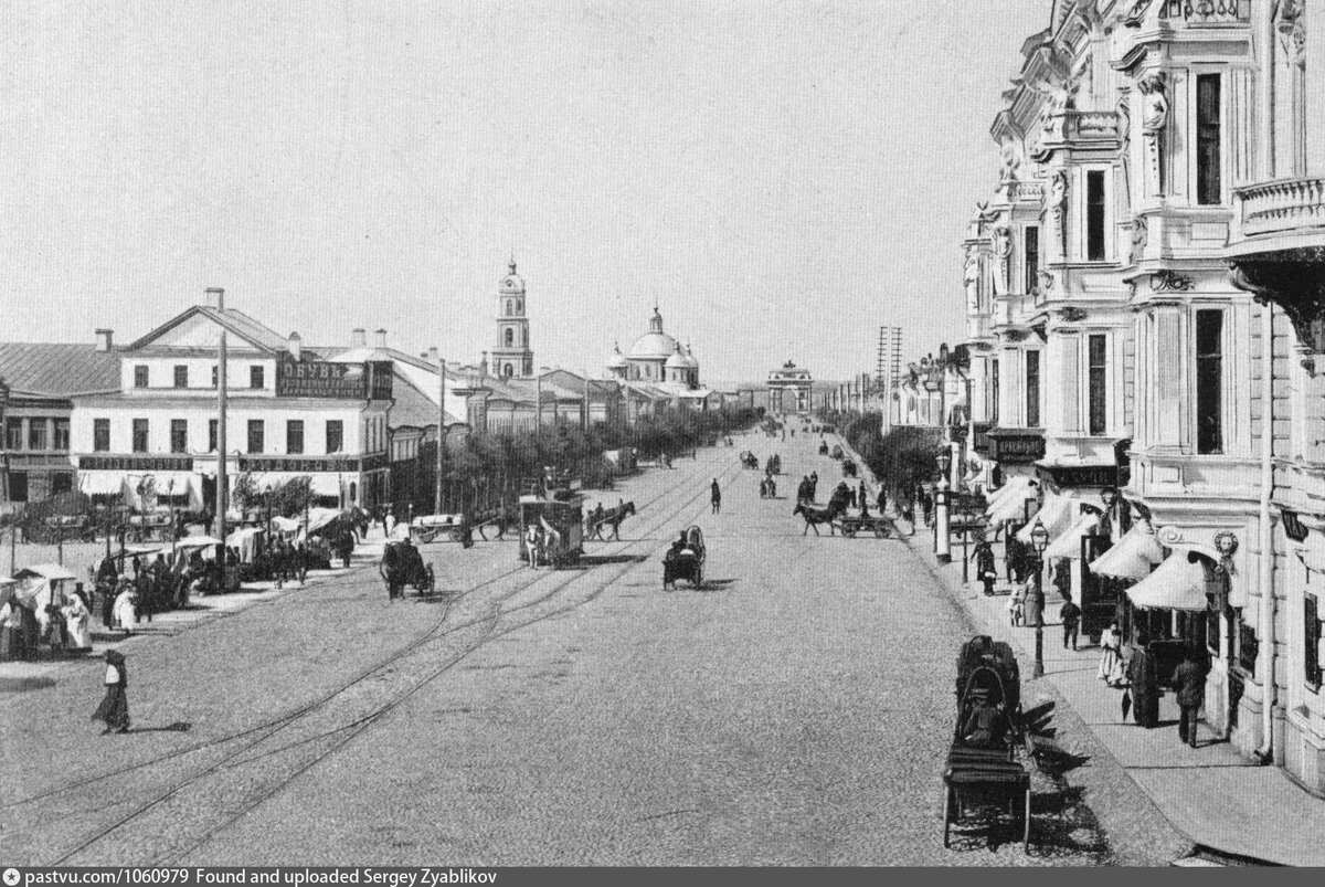Конка у Триумфальной площади, 1895-1900. С сайта www.pastvu.com. Вообще первый маршрут (хоть и временный) этого вида транспорта в Москве появился в июле 1872 для Политехнической выставки. Она проходила в Александровском саду. Трасса во многом совпадала с той, что открыли в 1874.