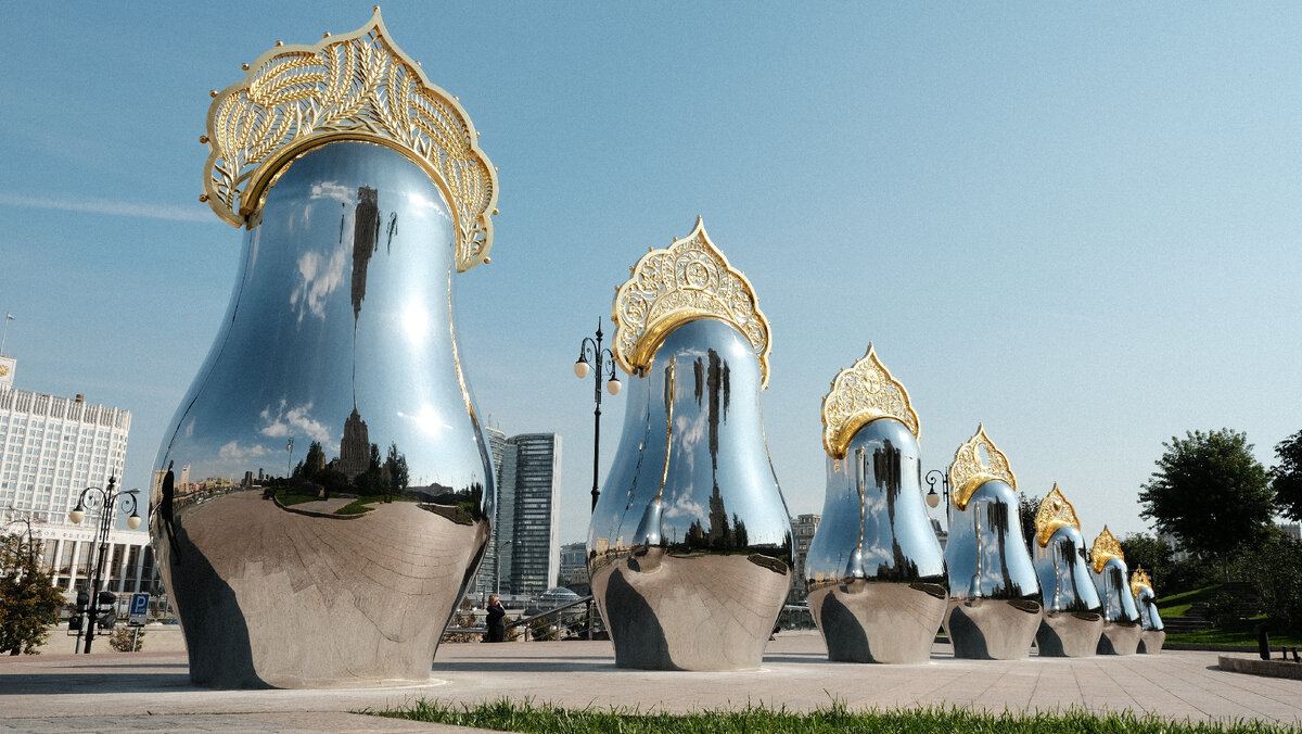 Арт-объект в Москве. Изготовитель кокошников - мастерская "Палехский Иконостас"