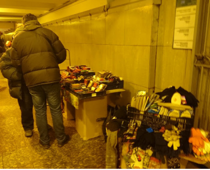 Переход метро живет своей жизнью