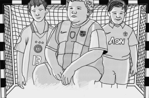 Игроки в дворовом футболе.