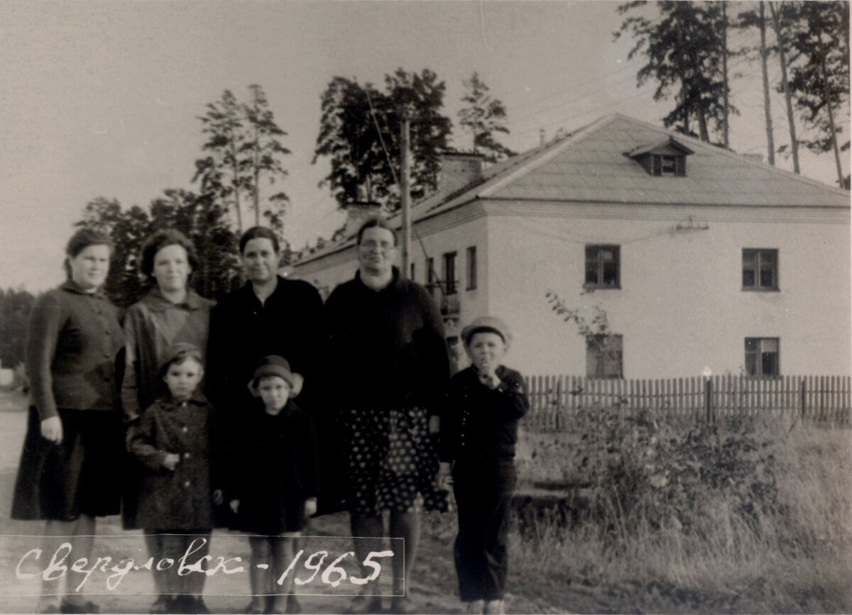 На крыше видны печные трубы