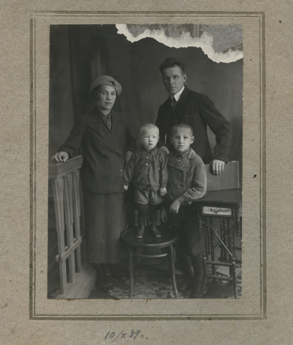Борис с родителями Клавдией и Николаем и братом Михаилом, Березники, 1939г. 