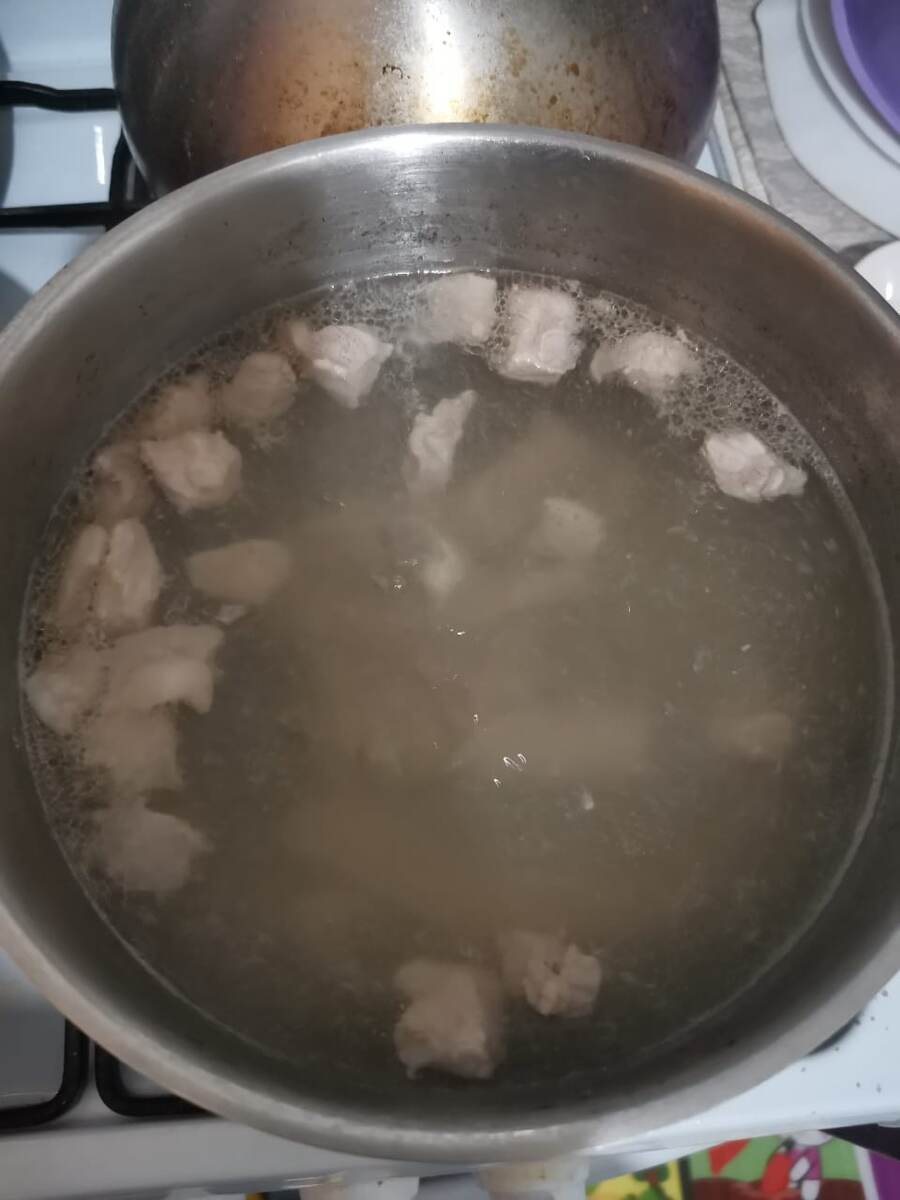 Отварить мясо.