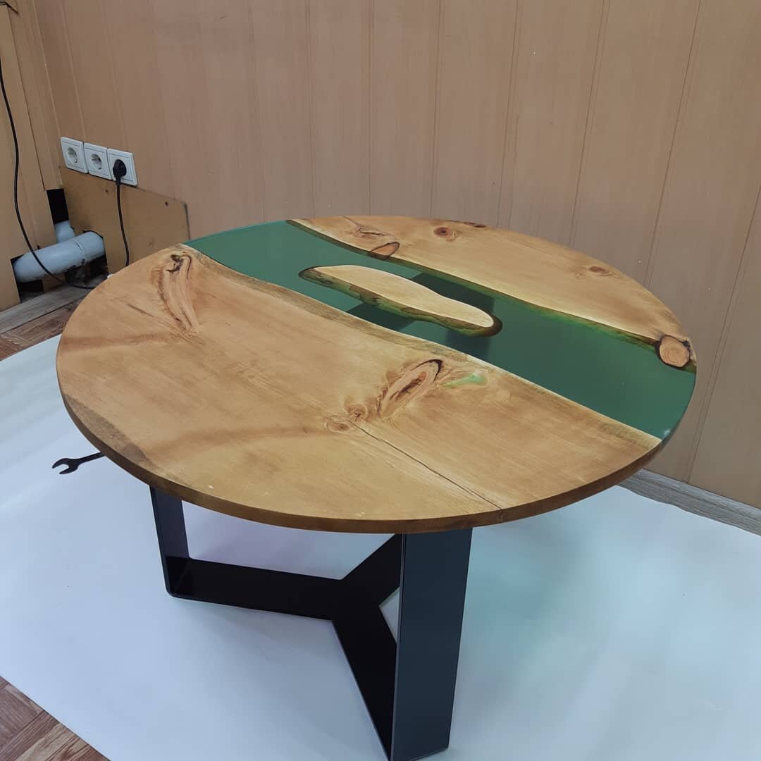 Журнальный стол из кедра.