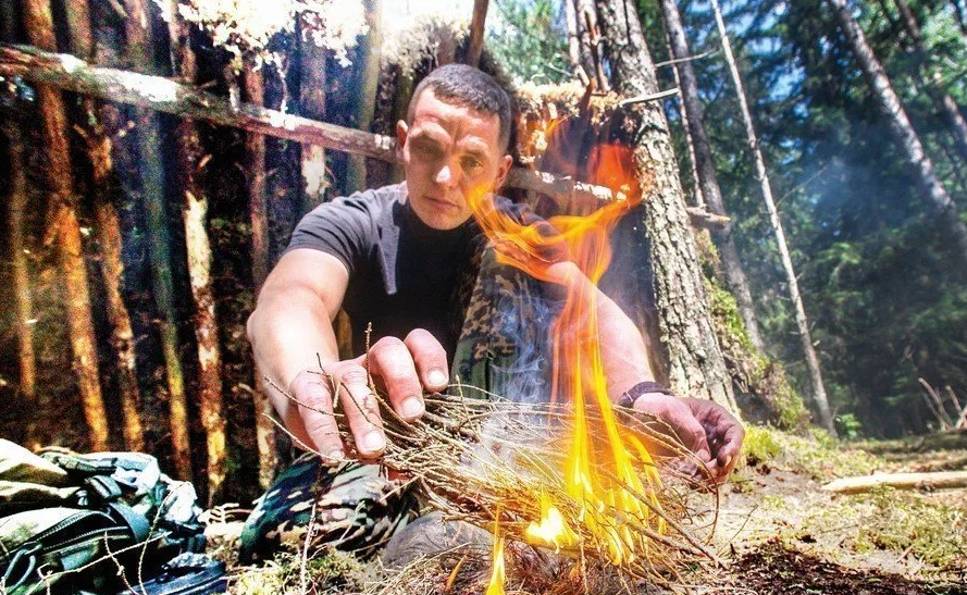 выжить в лесу шоу. выжить в лесу 3. укрытие в лесу. бушкрафт выживание в дикой природе. экстремальное выживание в лесу.