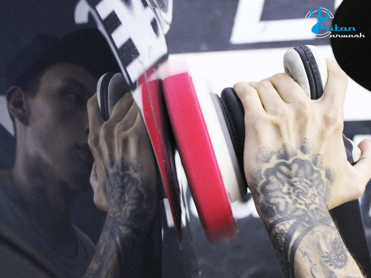 Детейлер Zeus detailing производит первый этап полировки