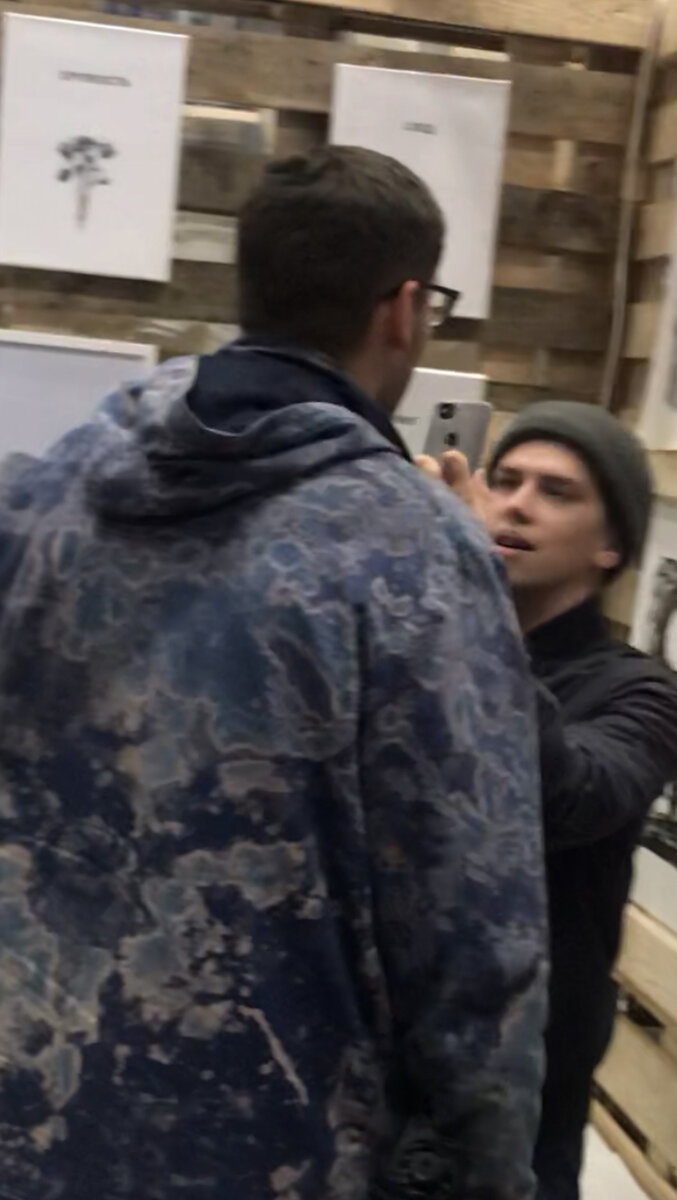 Паша Безор и Олег Кузнецов снимают обзор ярмарки SAM fair проходящей в Стритарт музее г.Санкт-Петербург (c) streetartvchera