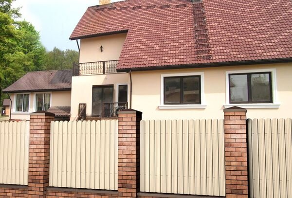 Забор из евроштакетника с кирпичными столбами