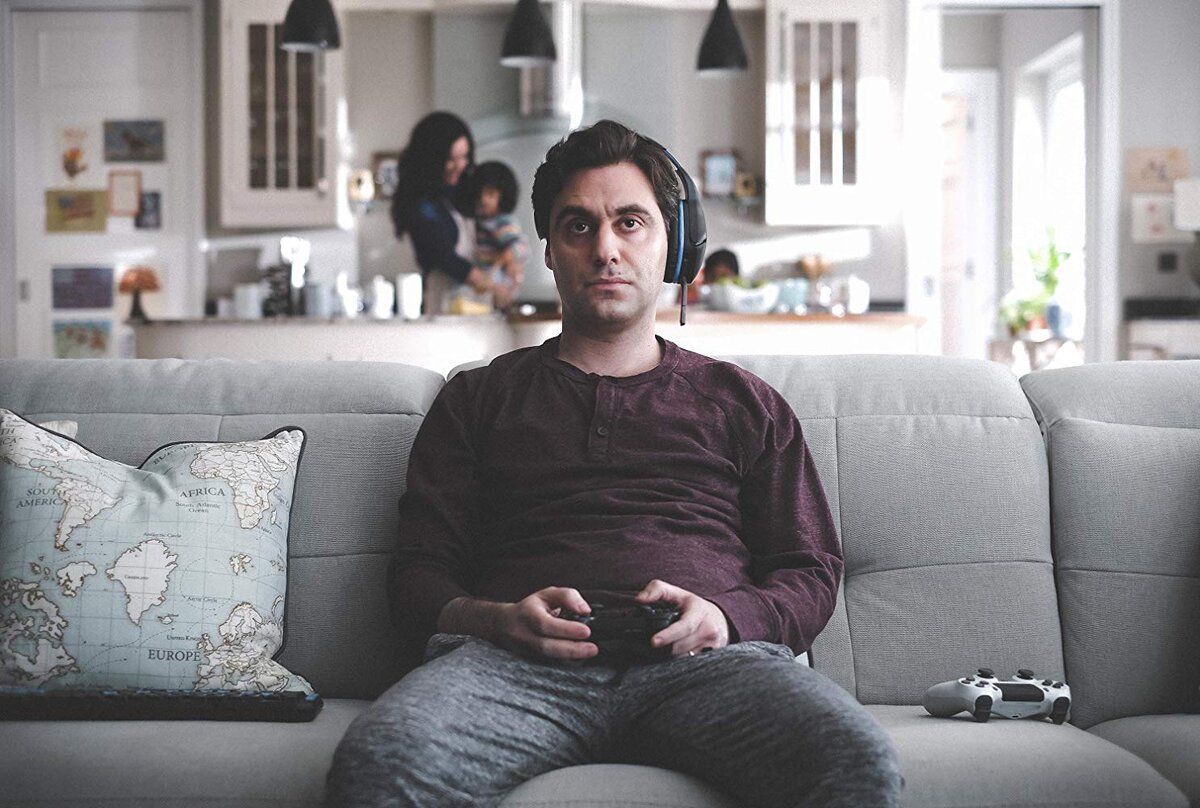 Усман постоянно погружен в игру, сидя затылком к своей семье (а порой даже прячется) - кадр из сериала "Битые пиксели".