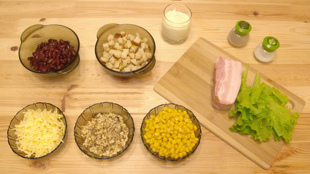 Салат с фасолью и сухариками рецепт
