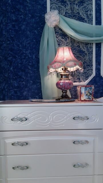 В комнате дочери цвет обоев - тёмно-синий