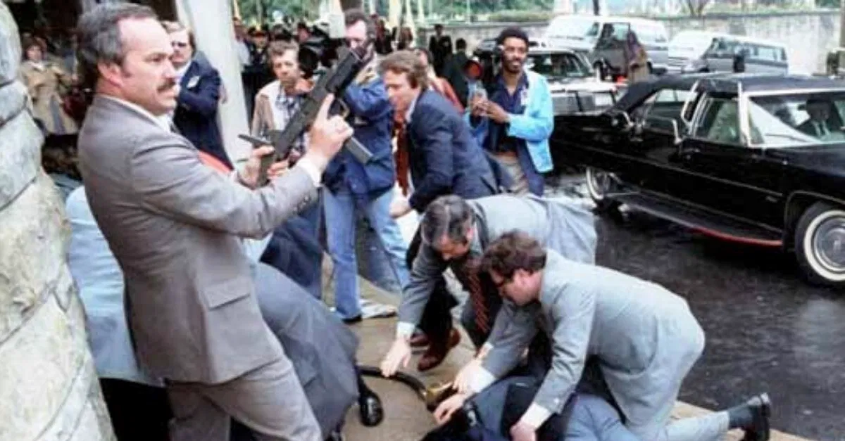 Фото покушения. Покушение на Рональда Рейгана 1981. Рональд Рейган покушение. Рональд Рейган Assassination. Джон Хинкли покушение на Рейгана.