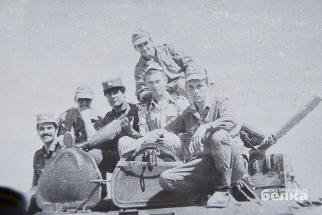 ДРУЗЬЯ ПО ОРУЖИЮ. НА ЗАДНЕМ ПЛАНЕ — БОЙЦЫ ЦАРАНДОЯ. 1988 ГОД