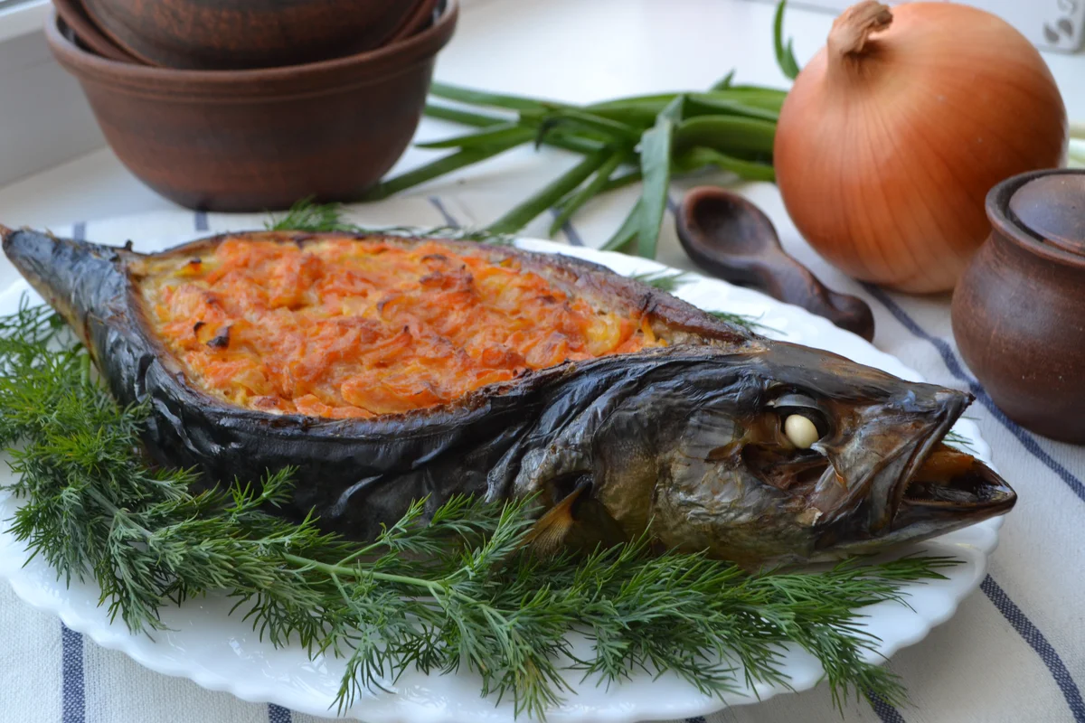Рецепт приготовления рыба с овощами. Скумбрия с овощами. Скумбрия фаршированная овощами. Рецепт скумбрии с овощами. Скумбрия фаршированная корейской морковью на костре.