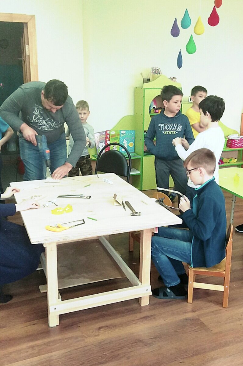 Папы помогают.