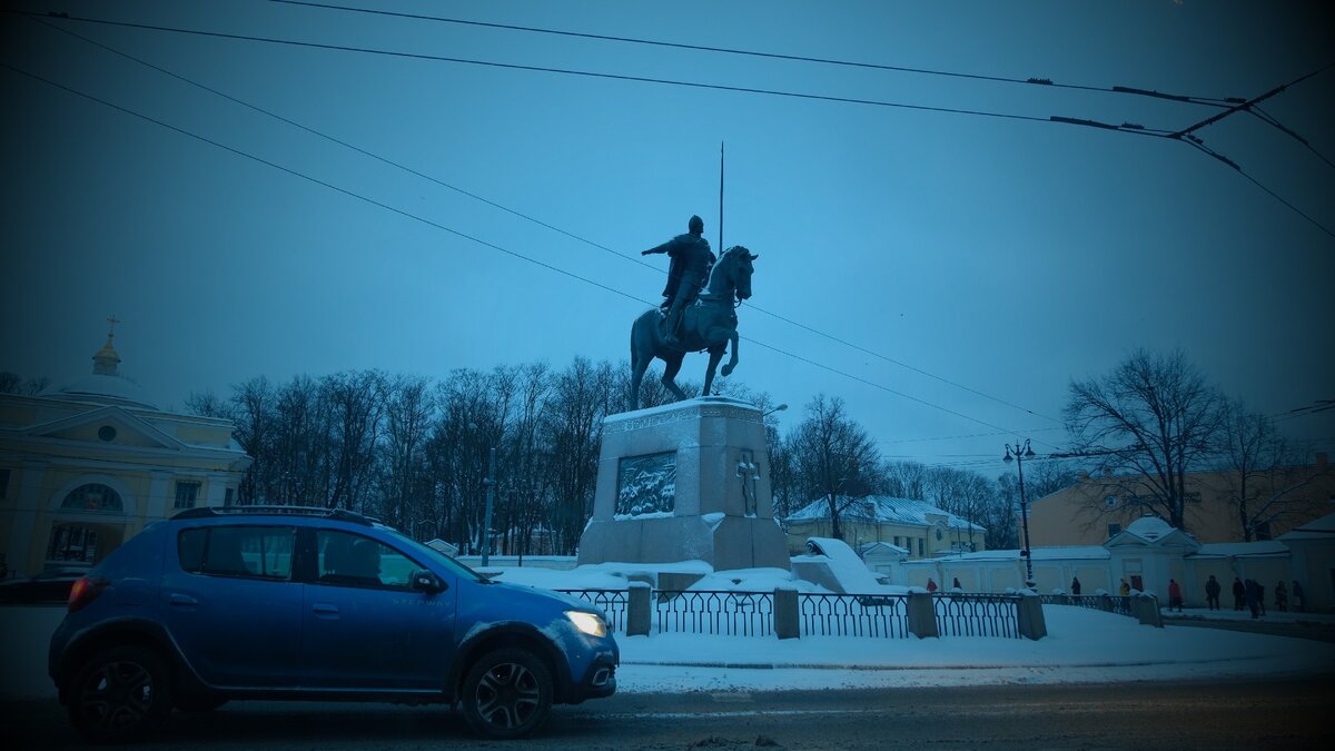 Площадь Александра Невского и памятник ему же