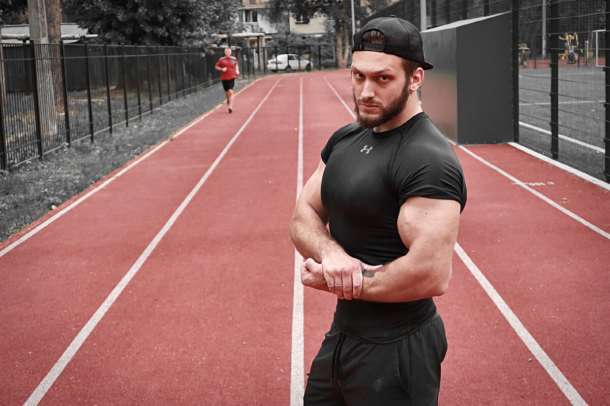 На фото парень по имени Влад, его вес 95кг, он один из самых сильных спортсменов в Украине в отжиманиях в горизонте с весом собственного тела