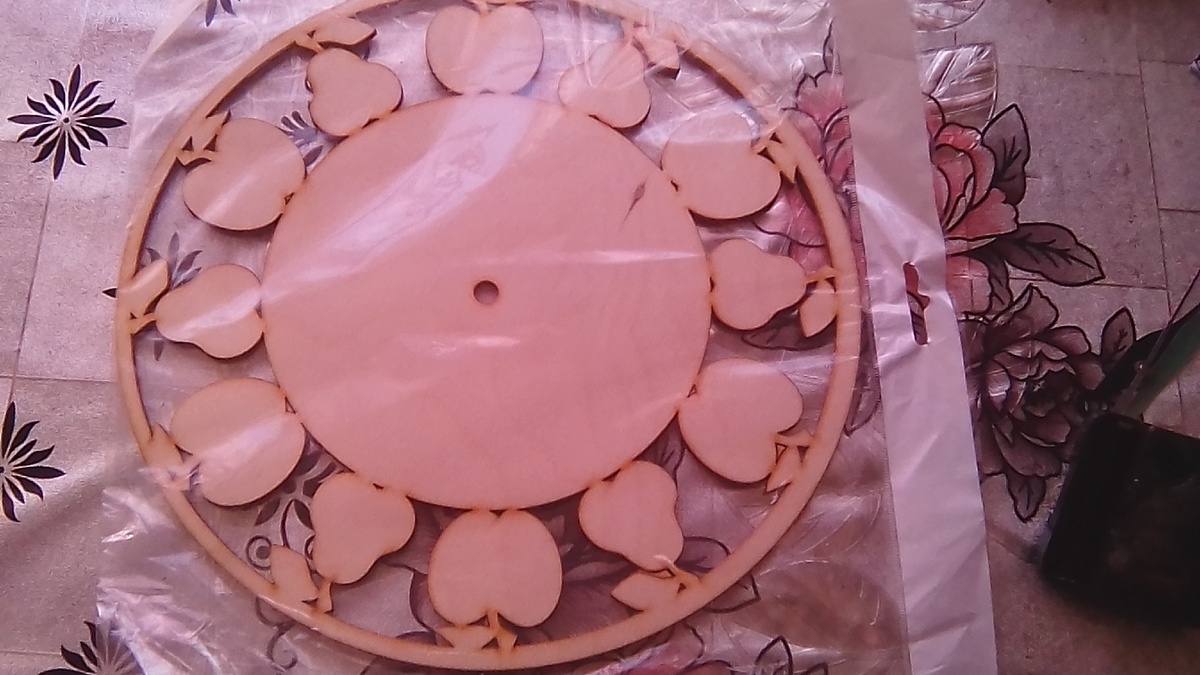 Фото автора Эта основа не та, что на часах. Фотографию сделала для наглядности. На эту основу у меня есть другая задумка. Хочу сделать подсолнухи, ромашки и васильки. Задумка-то есть, а вот каким будет результат - неизвестно...