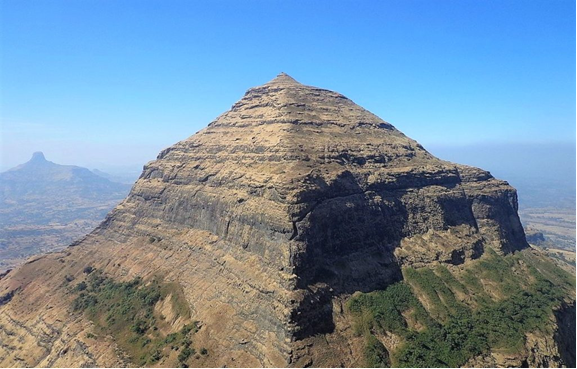 Скала Салхер в форме пирамиды. Источник https://zhitanska.com/content/forty-i-piramida-maharashtry-indiya/