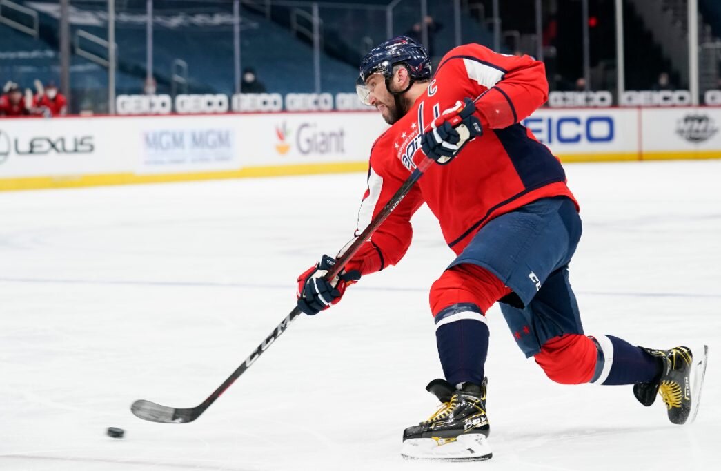 «Вашингтон» в домашнем матче чемпионата НХЛ с «Нью-Джерси» отыгрался с 0:2, а Александр Овечкин забросил шестую шайбу в сезоне (и 712-ю в карьере), которая стала победной (4:3).