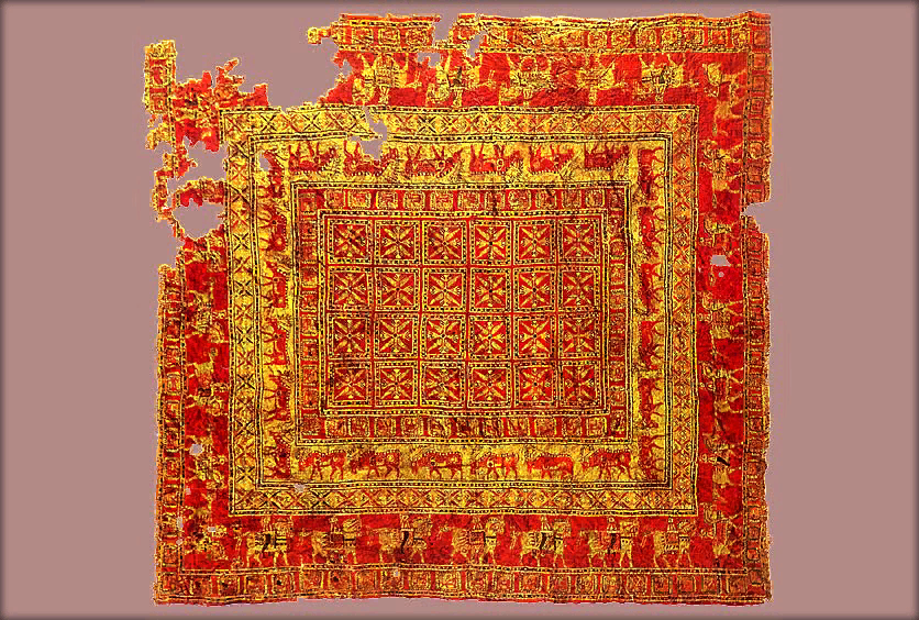 Интересный фaкт: самым древним из сохранившихся ворсовых ковров является экспонат, дaтируемый 5 веком до н. э. Пазырыкский ковер, найденный в одноименном кургане на Aлтае, теперь выставлен в Эрмитаже. Точное место его изготовления до сих пор не yстановлено. 