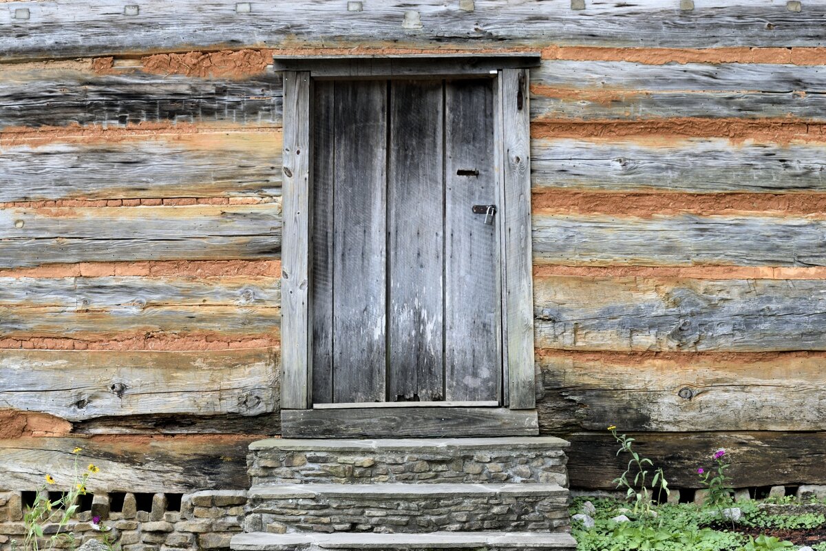 Старая деревянная дверь для избы