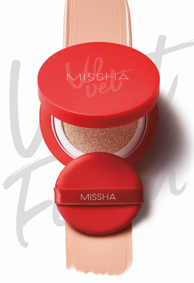 Плотная обволакивающая текстура мягко ложится на кожу, делая её визуально ровной, сияющей и отдохнувшей.