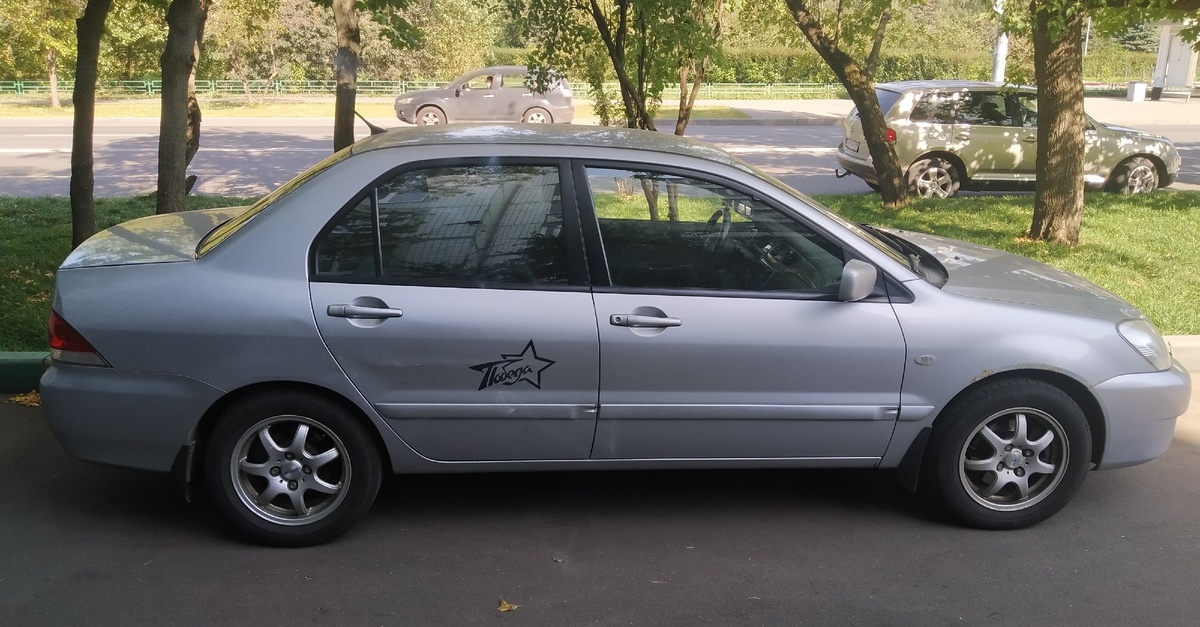 Вмятина на двери, мой косяк (не вписался во дворе в поворот) 