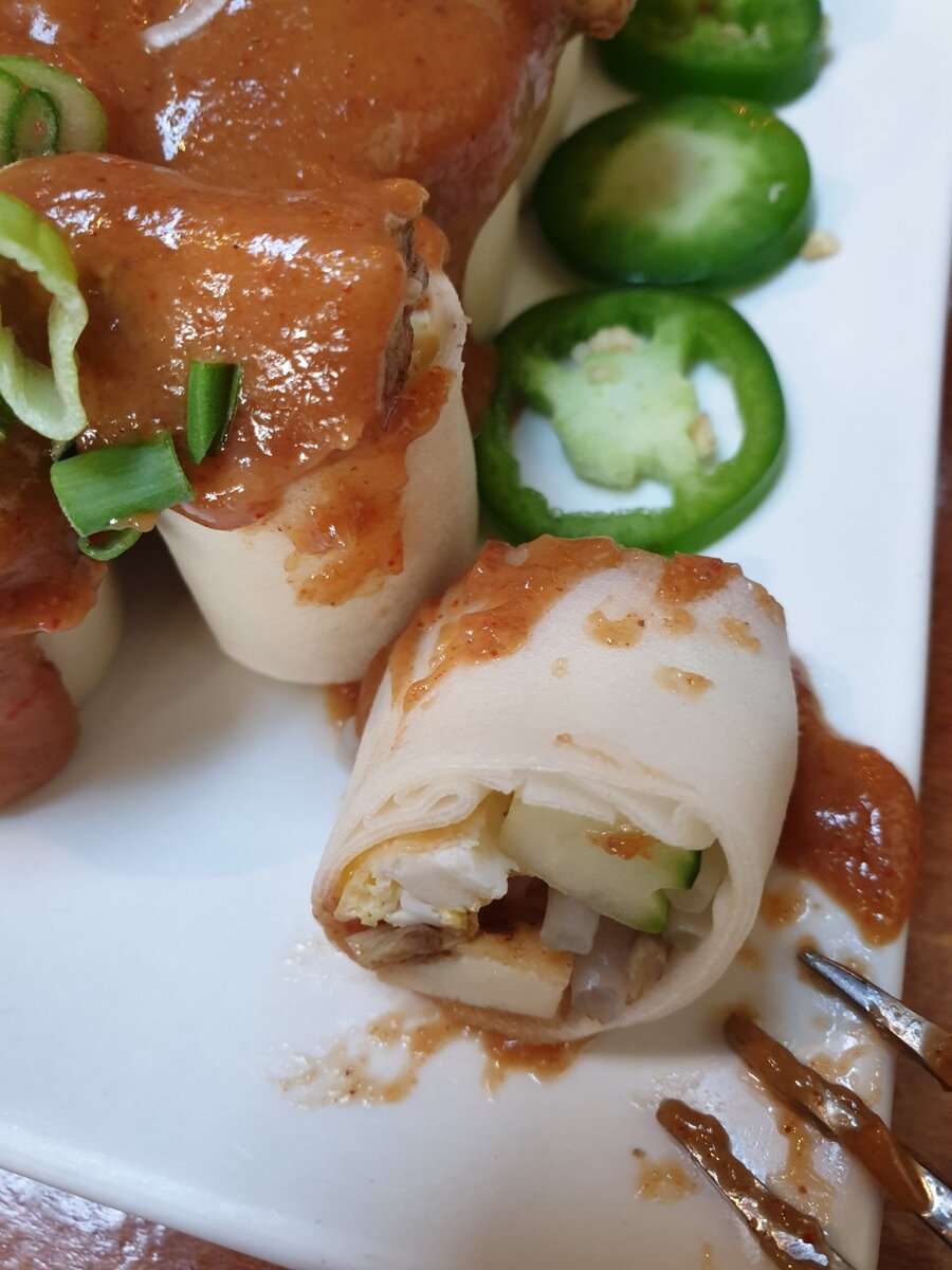 Роллы с арахисовым соусом внутри состоят из яиц, огурцов, тофу и ростков фасоли...  Фото автора. Листайте галерею