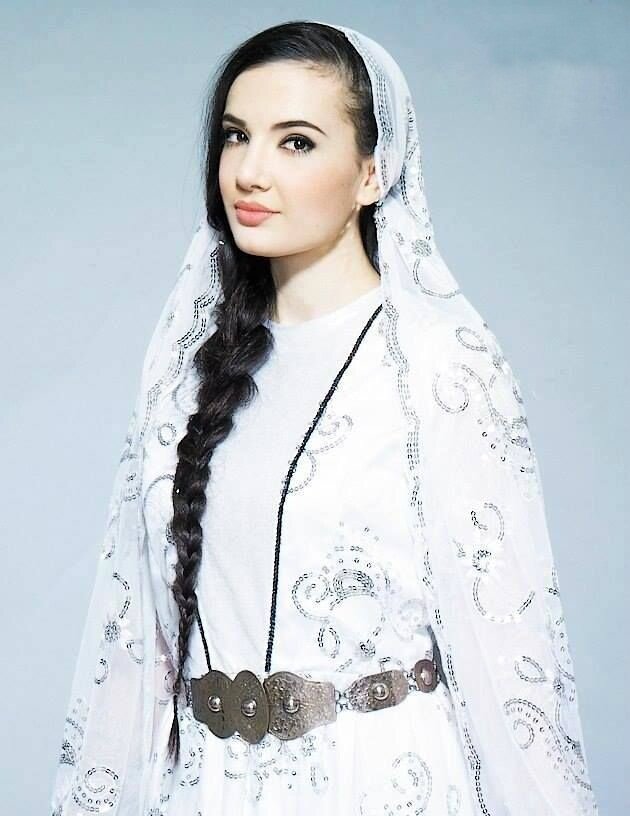 Фаина Абдуллаева - модель из Москвы, работала с брендом мусульманской одежды "Rezeda Suleyman".