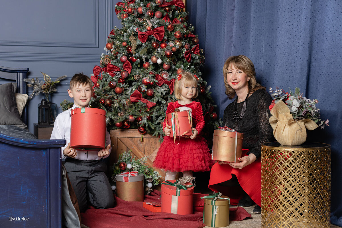 Семейная новогодняя фотосессия в студии Дейли СПб