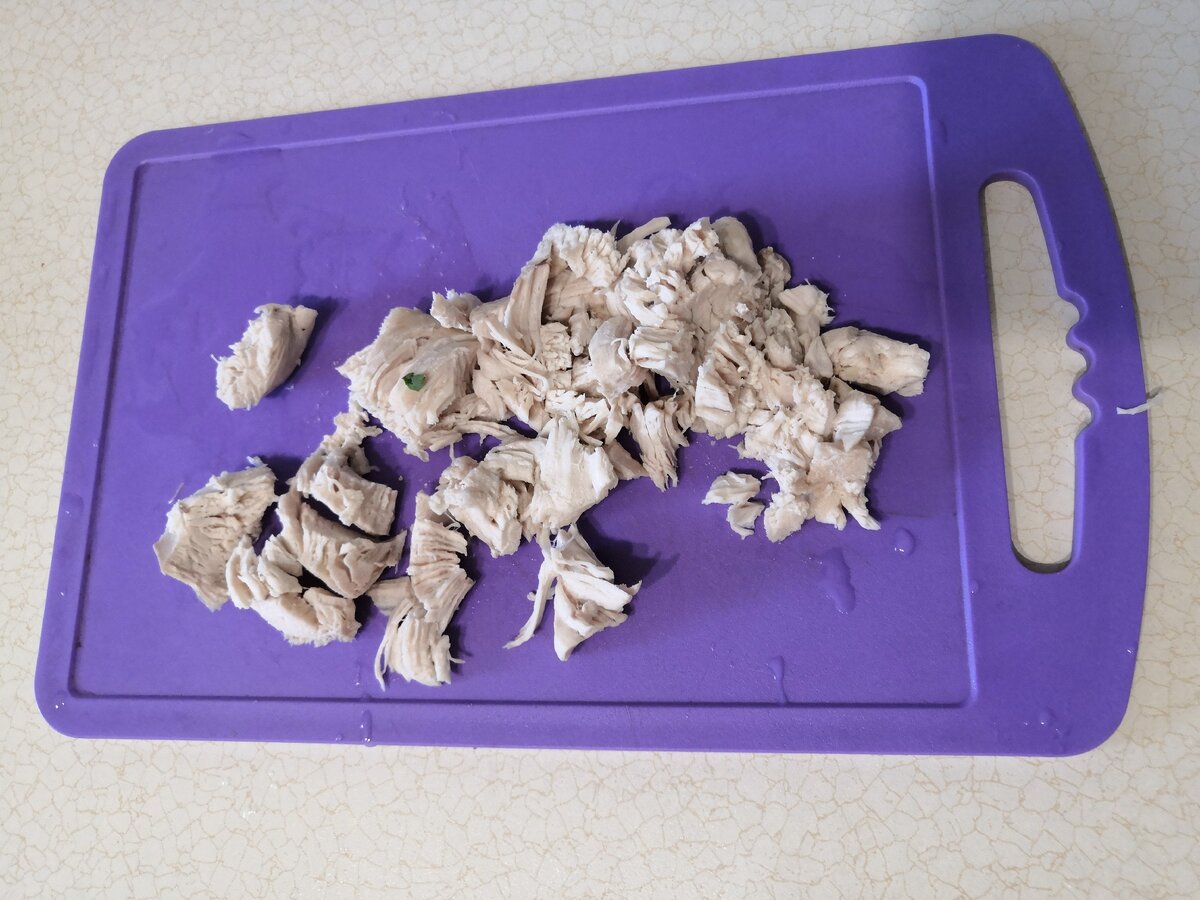 Нарезать готовую куриную грудку