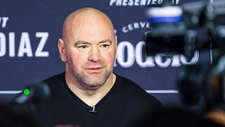 Глава UFC Дэйна Уайт отреагировал на заявление шведского бойца чеченского происхождения Хамзата Чимаева о завершении спортивной карьеры.

Ранее Чимаев опубликовал запись на своей странице в Instagram, сообщив, что не чувствует в себе сил продолжать выступления.

— В Лас-Вегасе врачи прописали ему мерзкий стероид преднизон, он должен был принимать его и восстанавливаться. Но он провел адскую тренировку, почувствовал себя плохо и написал на эмоциях этот пост. Он никуда не уходит. Хамзат — настоящий дикарь. Он хочет драться каждую неделю, а теперь не может тренироваться, — заявил Уайт.
Напомним, с заявлением также выступил руководитель Чечни Рамзан Кадыров, опровергнувший уход Чимаева.