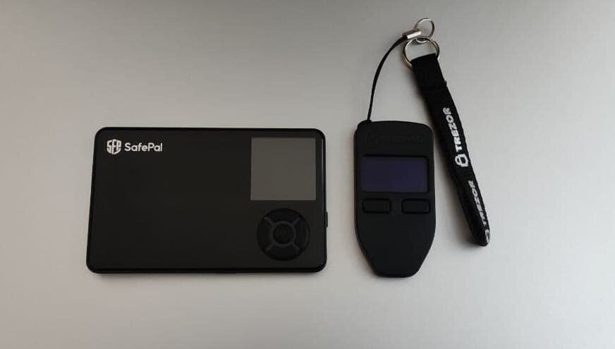 SafePal S1 и Trezor One для масштаба