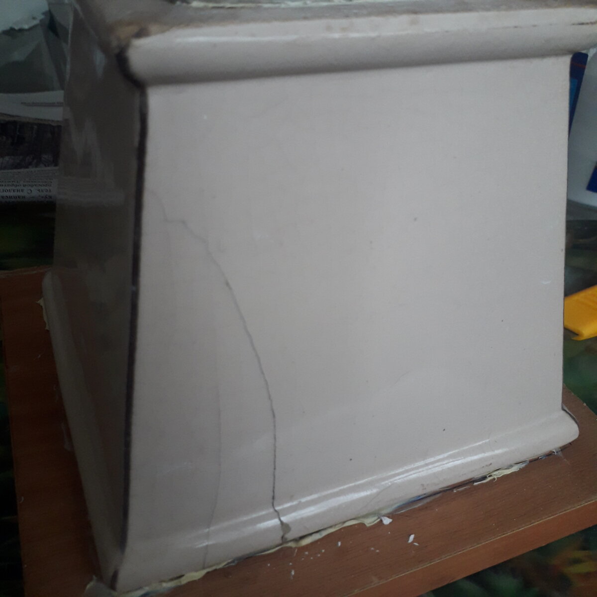 треснутый керамический горшок. забыла сделать фото до начала работы.