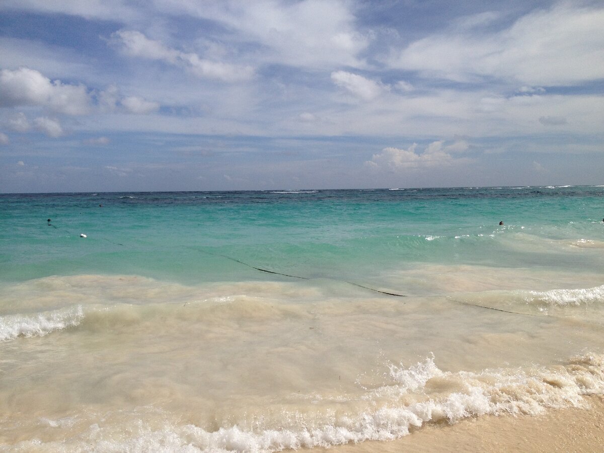 Вода очень теплая, по моим ощущениям +25 и теплее