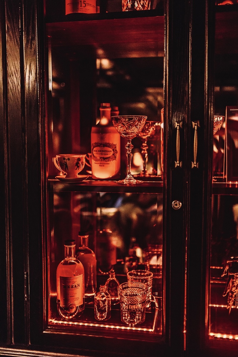 Шкафы шикарно собирают пыль.