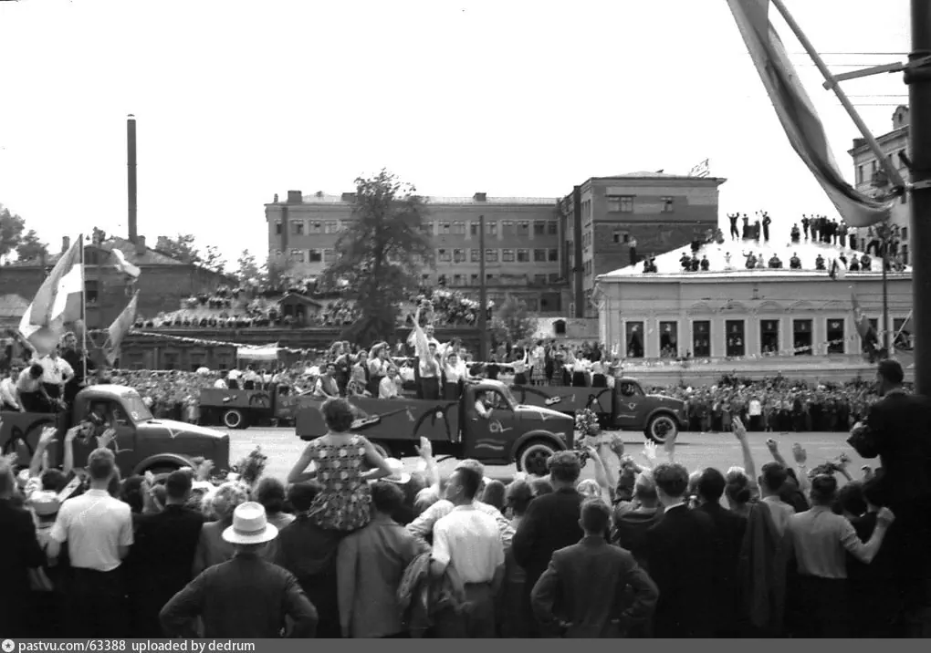 Всемирный фестиваль молодежи, 1957 год. Автор Юрий Рождественский.