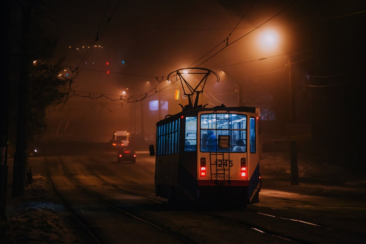 На остановке в метель. Кто стоял около меня ?