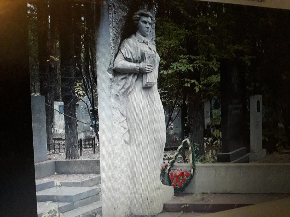 Похоронили Анну Бычкову в Свердловске на Широкореченском кладбище.