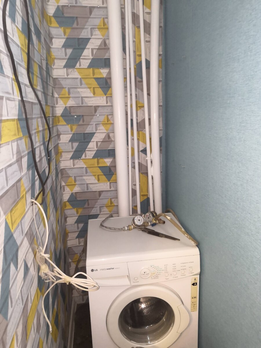 Фото только что отремонтированной кладовой, машинку еще не подключил.