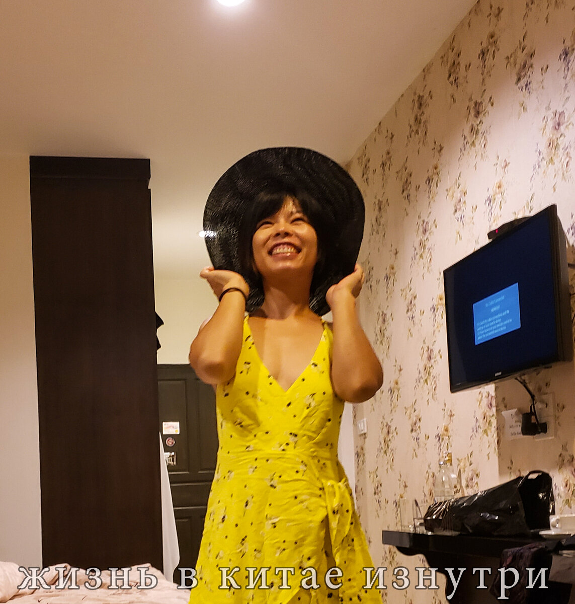 Тайка примеряет мою шляпу