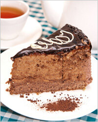 Часто Близнецы живут под девизом: всё или ничего. Или праздник живота с ресторанами, барами и деликатесами из лучшего супермаркета, или резкий переход в вегетарианство, диеты и голодания. По статистике, среди анорексиков больше всего рождённых под этим знаком. Многие Близнецы заедают сладостями (или топят в вине) проблемы в личной жизни, компенсируя этим недостаток положительных эмоций, а потом корят себя за слабость. Представителям этого знака следует знать о таком коварном свойстве своей психики и в случае неприятностей держаться подальше от соблазнительной пищи и алкоголя – это не решит проблему, а добавит новых.