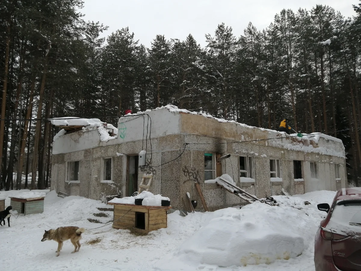 Вот так в январе выглядело здание. Мы пригласили волонтеров очистить крышу от снега.